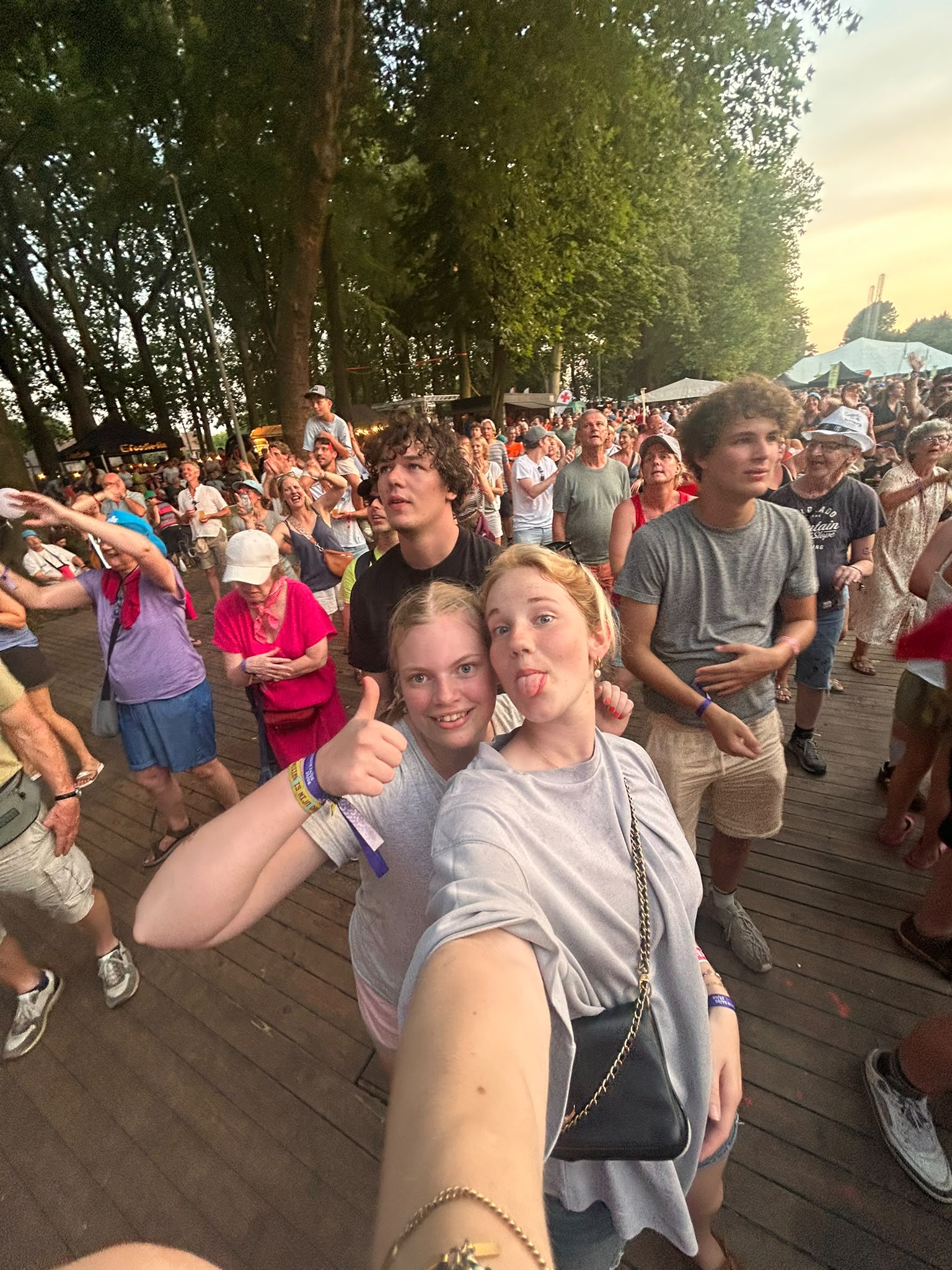 Selfie in het publiek tijdens Rock for Specials