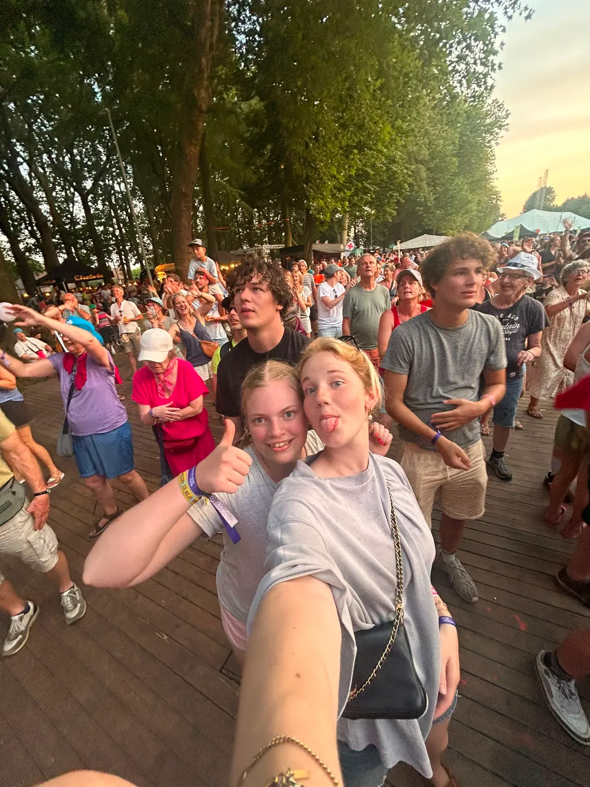 Selfie in het publiek tijdens Rock voor Specials