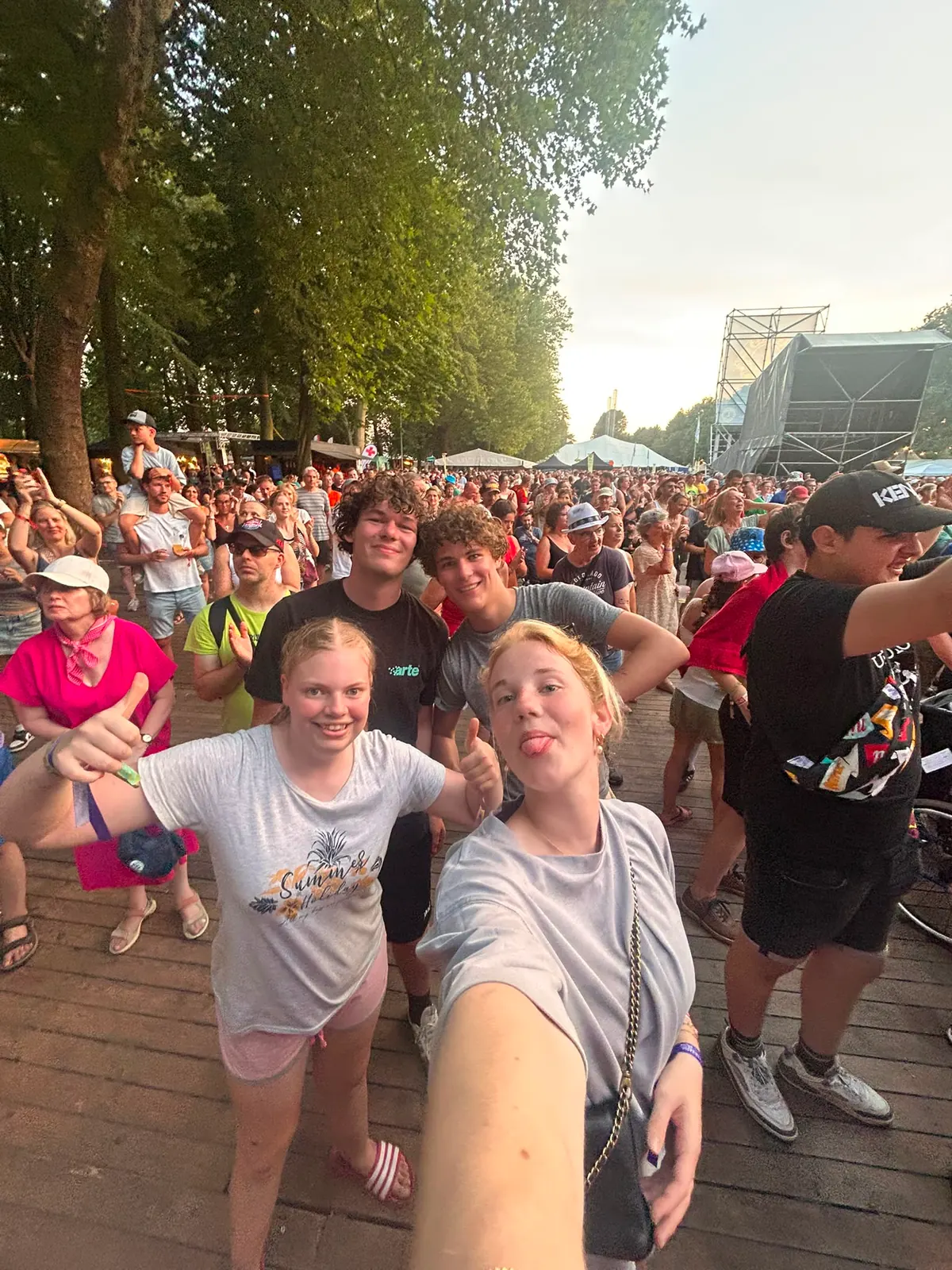 Publiek en Rotaractleden tijdens Rock voor Specials