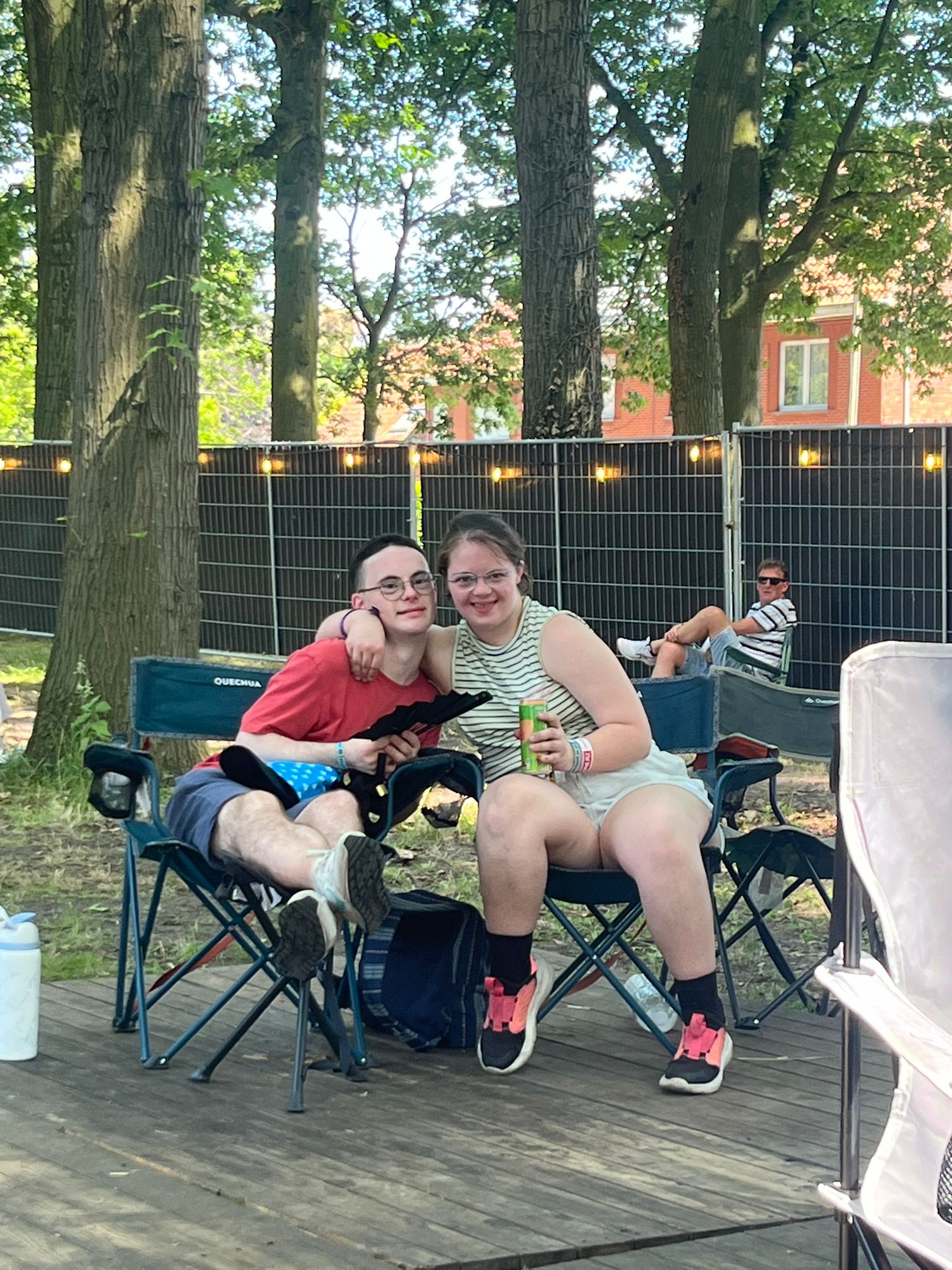 Twee deelnemers samen op Rock for Specials