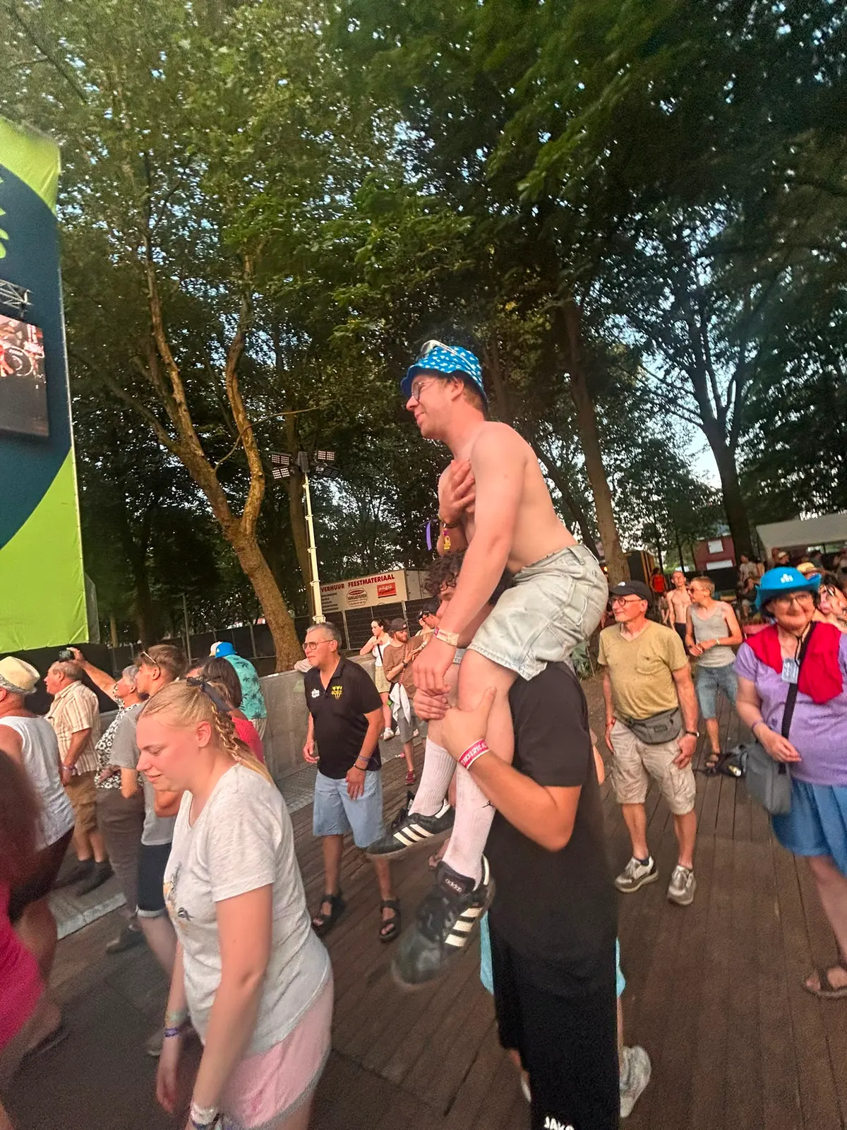 Deelnemer op de schouders tijdens Rock voor Specials