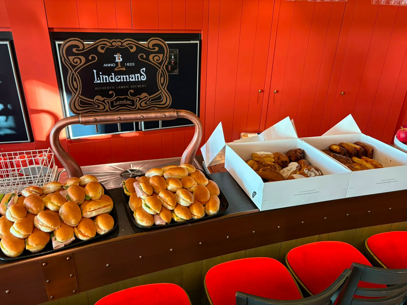 Ontbijtbuffet met broodjes en koffiekoeken bij Lindemans