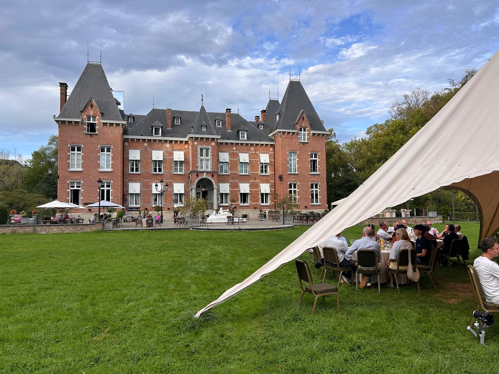 Sfeerbeeld van een Rotaract-event op het domein van Gravenhof