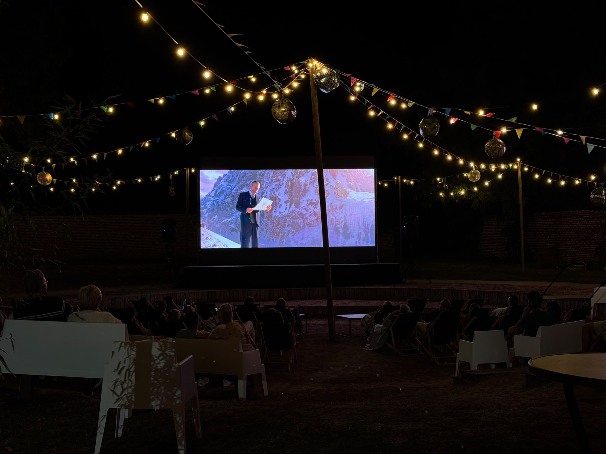 Publiek tijdens de openluchtcinema op zondag 16 augustus in de Dekenijtuin in Lennik
