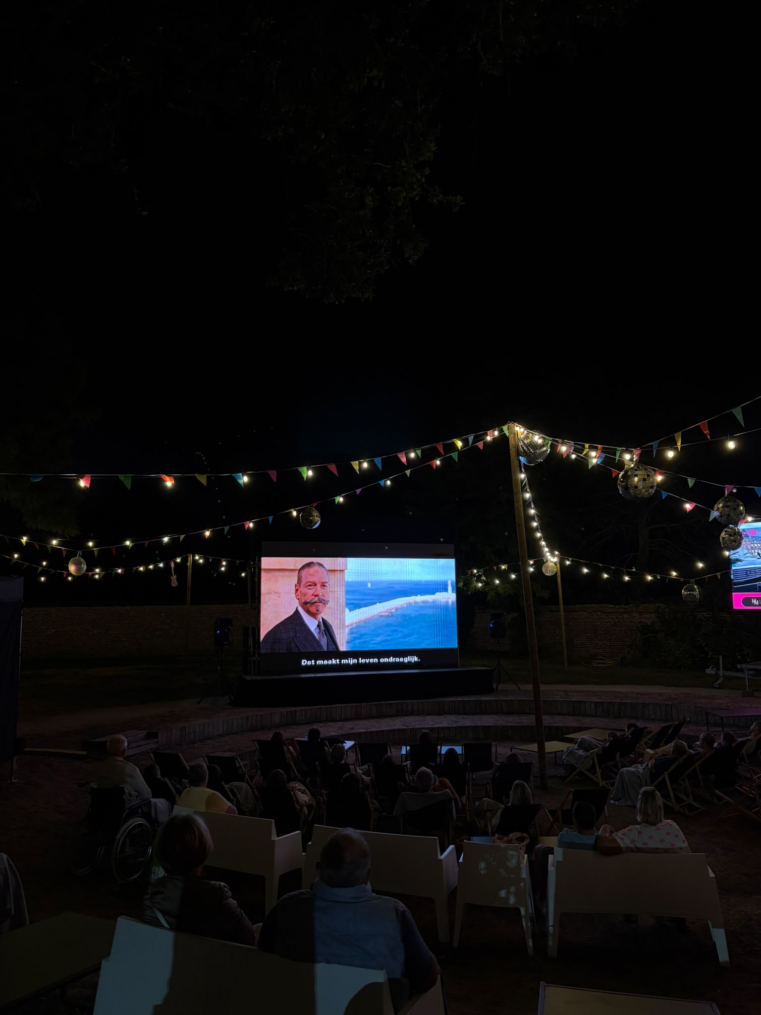 Publiek kijkt samen naar de film