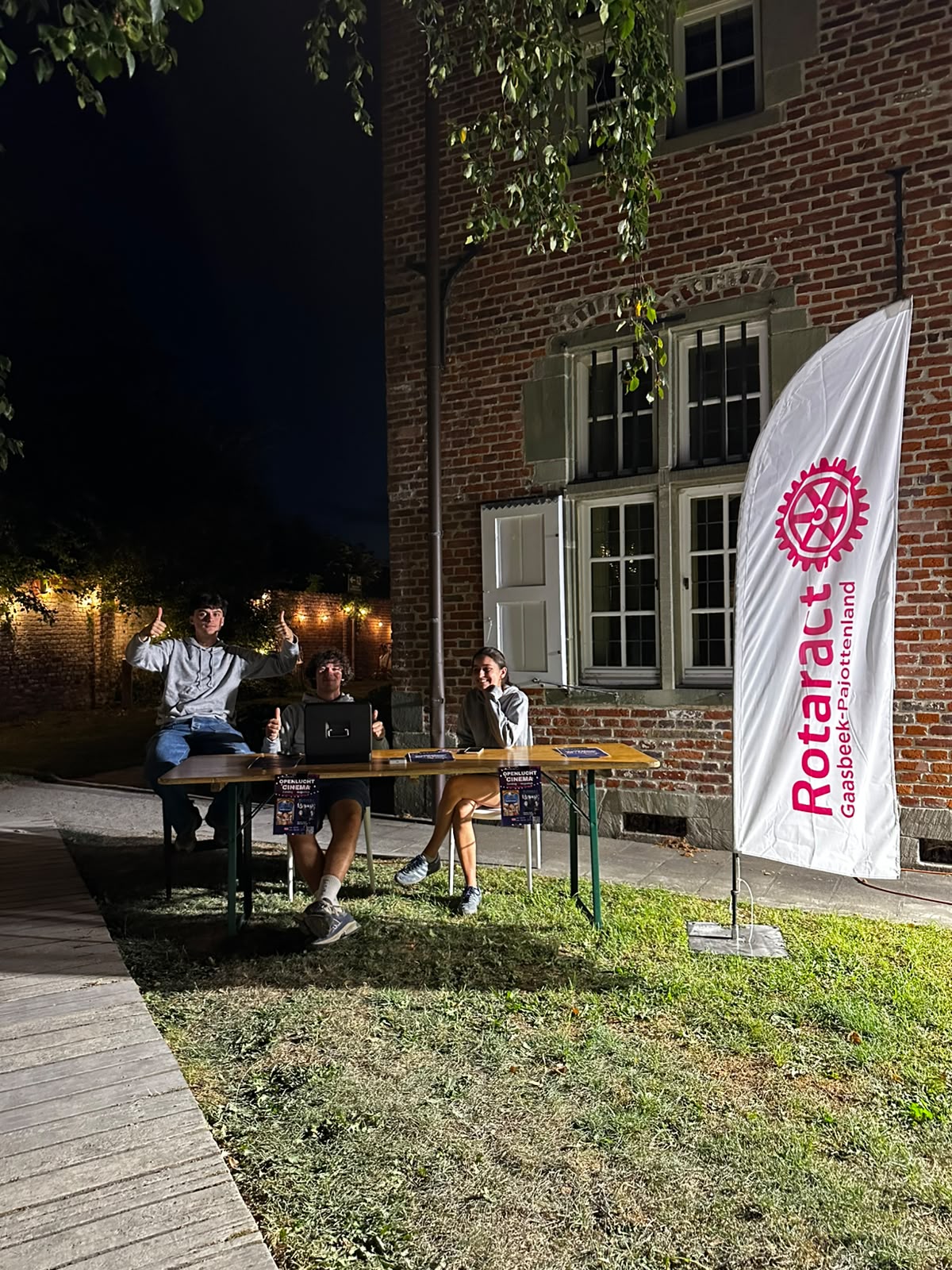 Vrijwilligers van Rotaract aan de inkom
