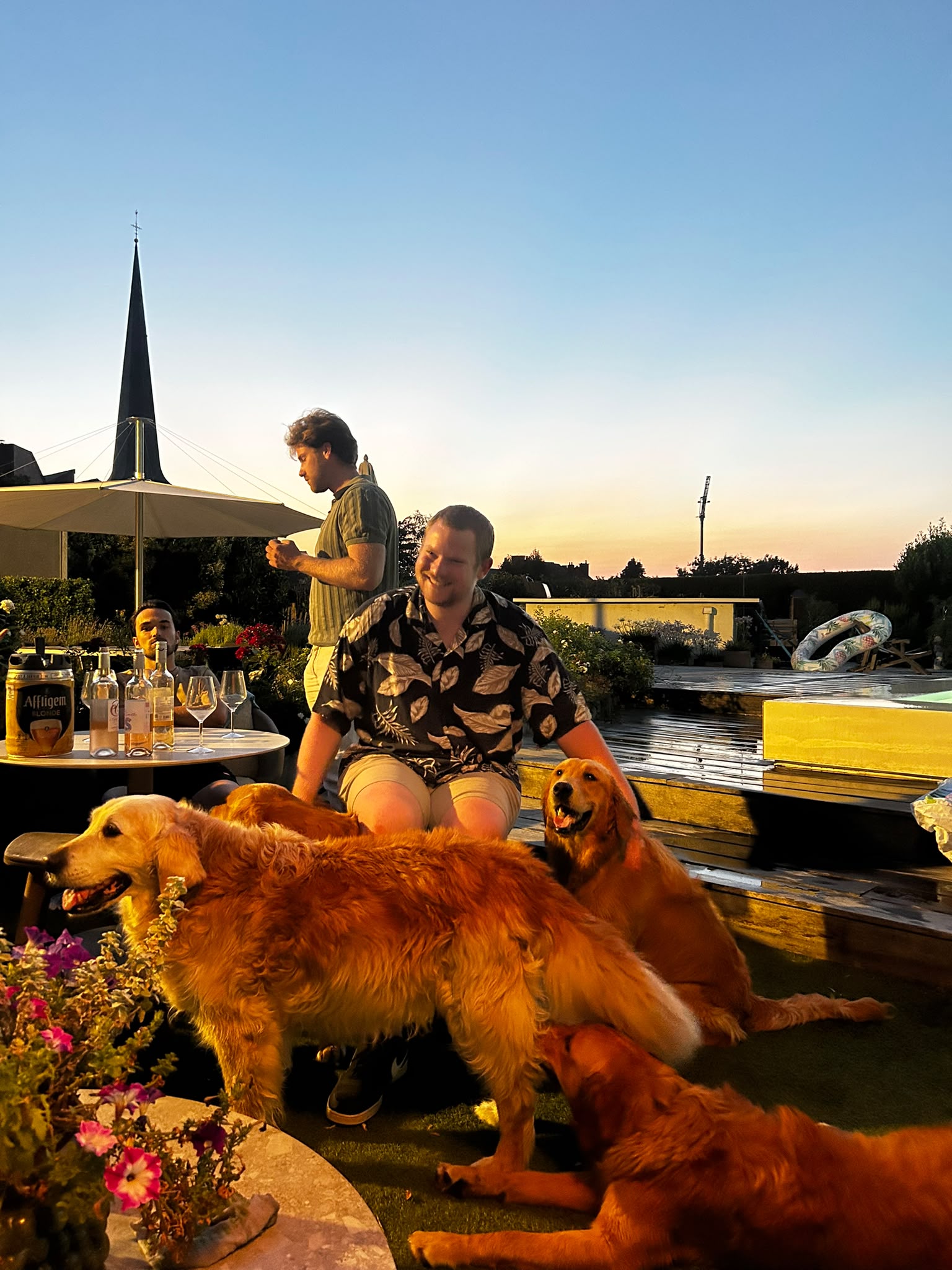 Samen genieten tijdens een clubmoment bij zonsondergang