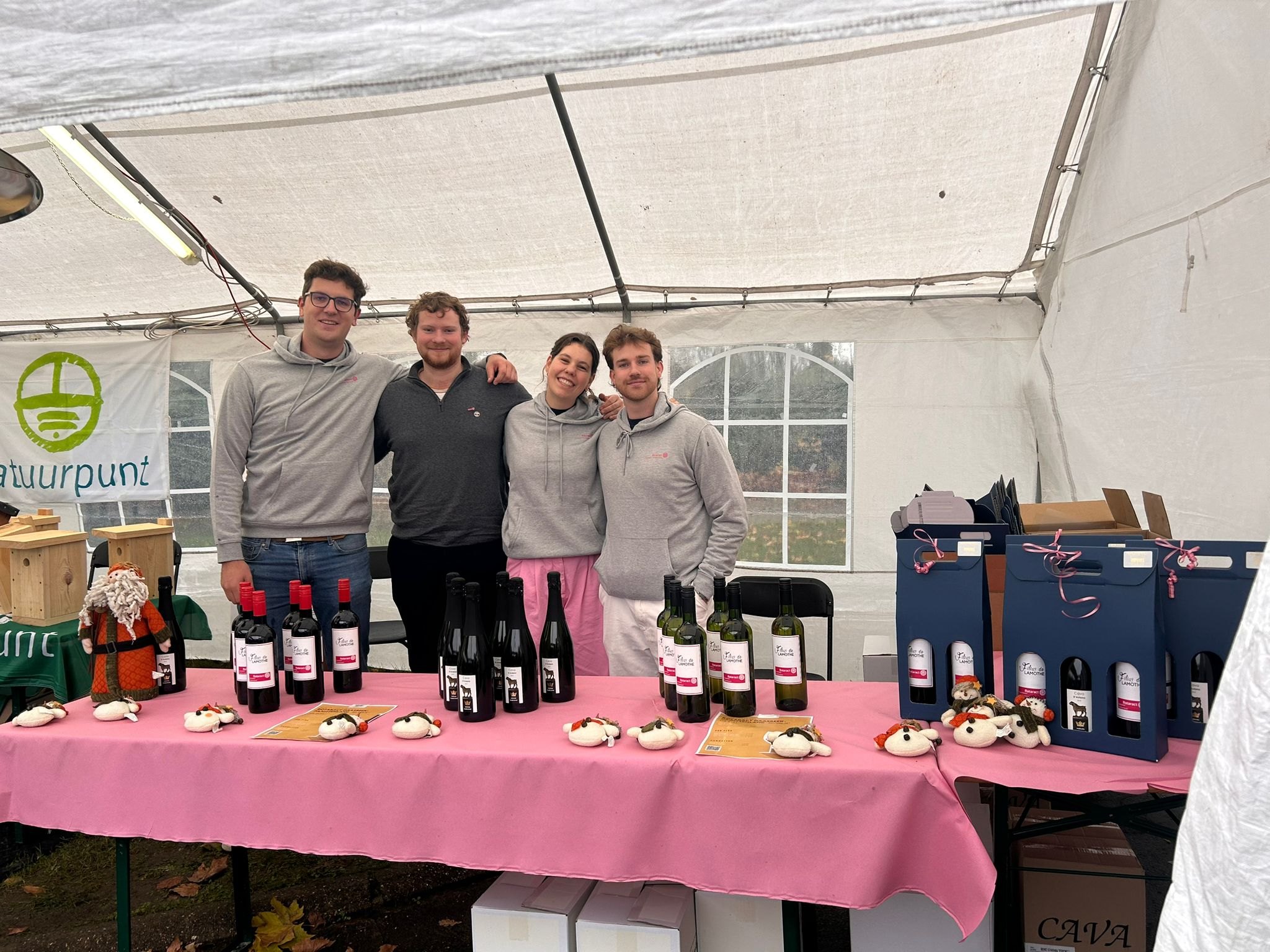 Wijnactie op een marktstand